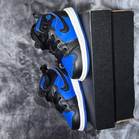 Jordan 1's - Picture 2 of 5